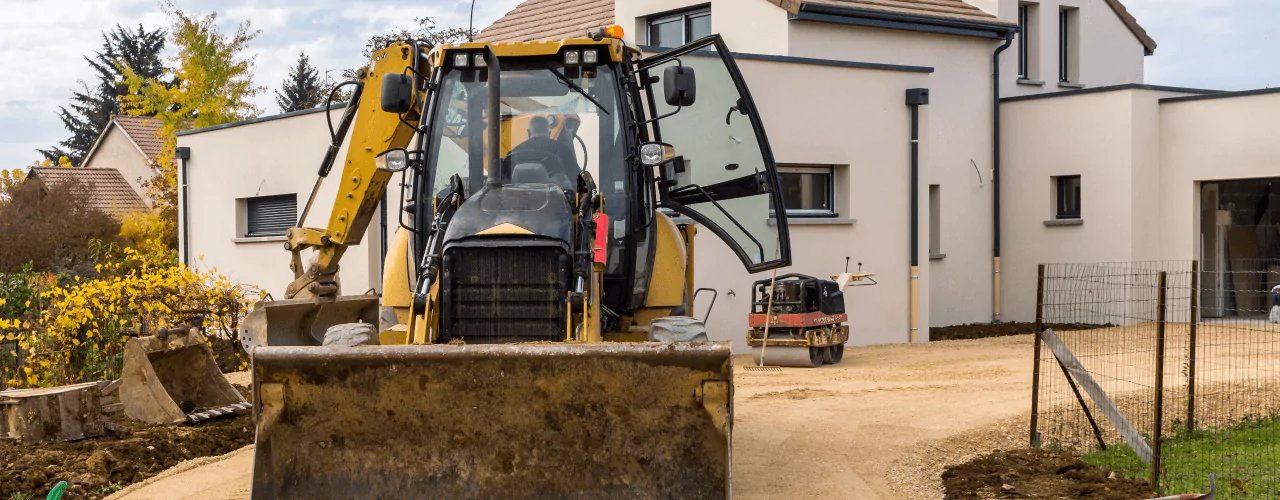 Location de pelle avec chauffeur à Desnes : comment gagner du temps et de l’argent sur vos chantiers ?